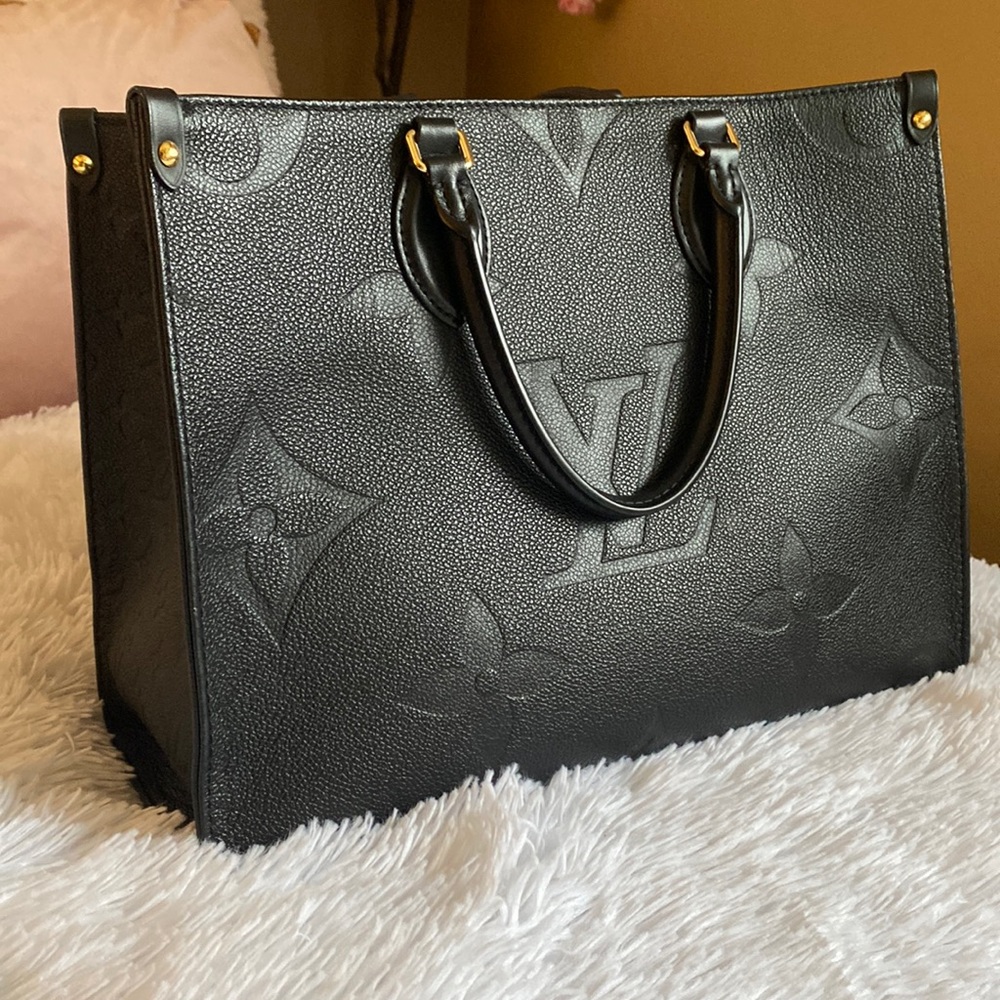 AUTHENTIC lightly used Louis Vuitton OnTheGo bag.